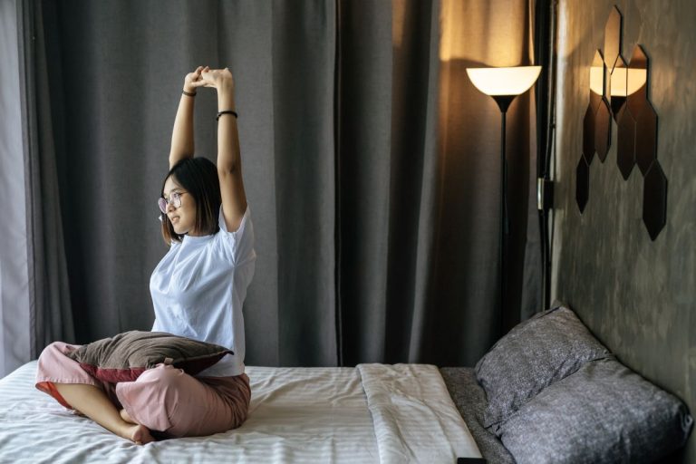 睡前拉個筋、建立睡前儀式感，舒緩神經可以大幅降低淺眠、長期失眠的問題